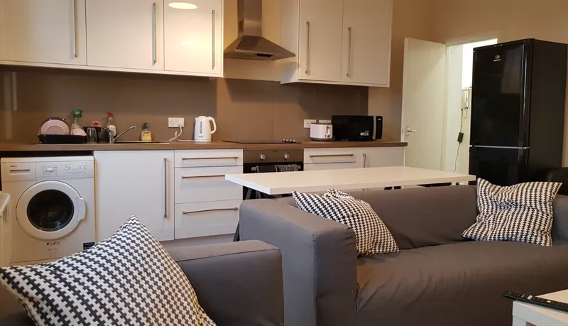 Newly Renovated Spacious 5 Bed Flat // Aug 2026 - Image 2